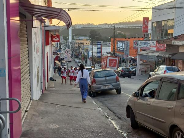 A tarde de quarta-feira (23) apresenta sol, céu claro e temperatura elevada