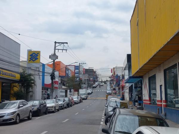 Tarde com céu encoberto, chuviscos e temperatura em declínio em Cajamar