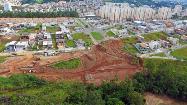 Equipes da Prefeitura continuam realizando obras de recomposição de área onde se formou cratera no Portal dos Ipês