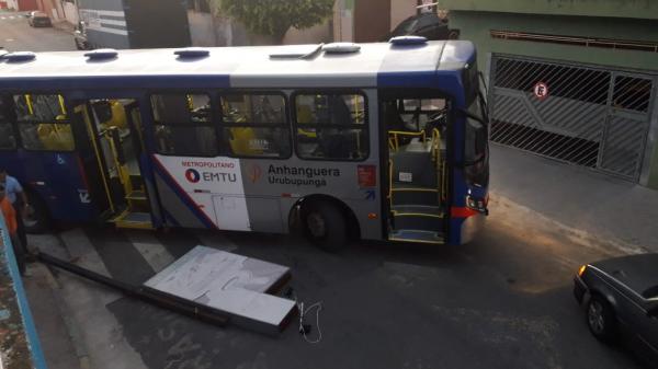 Ônibus bate e derruba totem de comércio na Vila das Américas, em Jordanésia