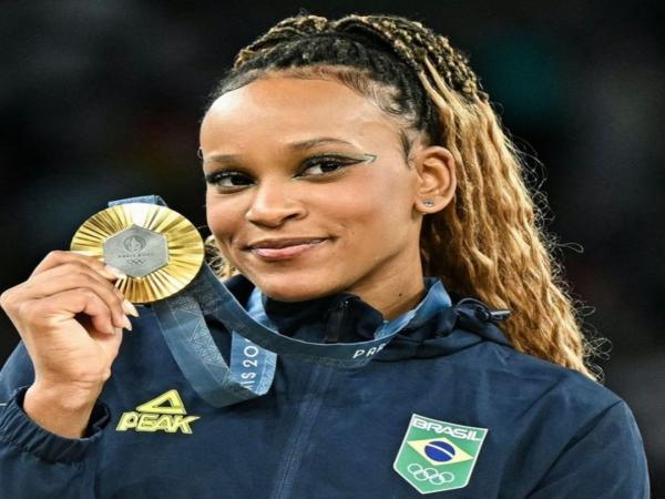 Rebeca Andrade conquista ouro no solo em Paris 