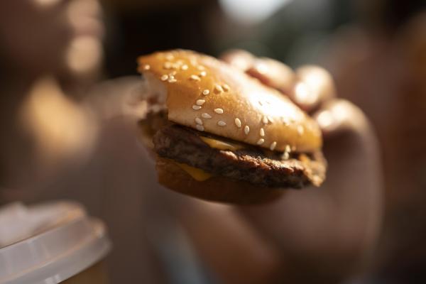 Nos EUA mais de 100 pessoas estão com surto de bactéria após consumirem o lanche do Mcdonald's 