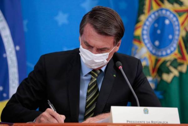 Bolsonaro anuncia revogação de trecho de MP que suspendia contratos e salários