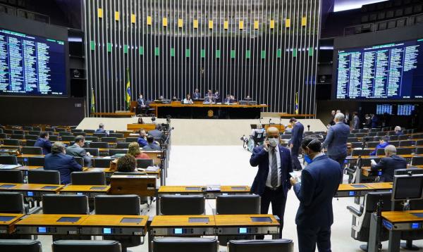 Câmara aprova auxílio de R$ 600 para trabalhador informal; texto segue para votação no Senado