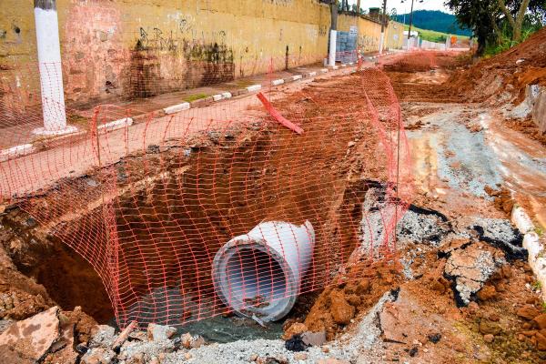 Equipes da Prefeitura realizam obras de contenção de enchentes no Polvilho