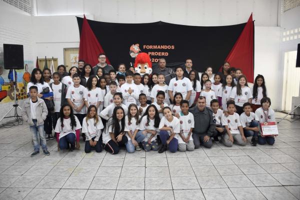 Alunos de Cajamar participam da formatura do PROERD