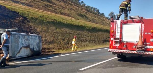 Bombeiros de Cajamar ajudam em acidente com incêndio de veículo na Bandeirantes.