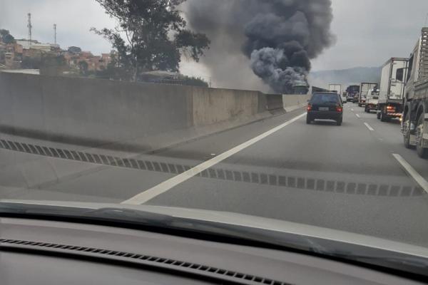 Manifestação causa congestionamento na Rodovia Anhanguera.