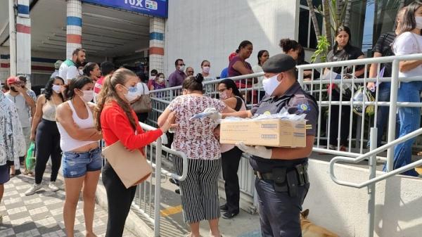 Equipes da GCM distribuem máscaras de proteção e orientam população em Caieiras