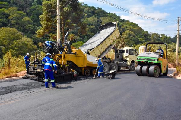 Pela primeira vez, ruas do bairro São Benedito recebem pavimentação asfáltica 