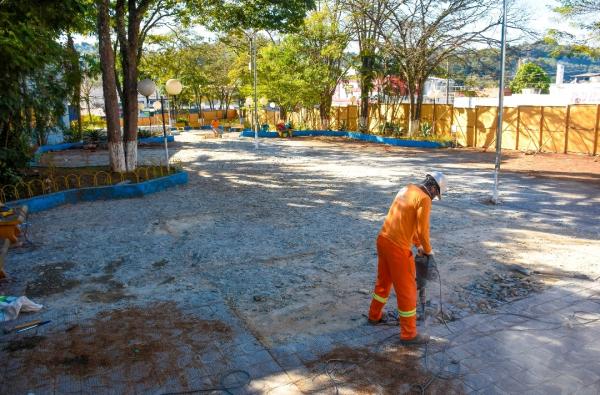 ‘Praça da Igreja’, em Jordanésia, está sendo reformada e revitalizada